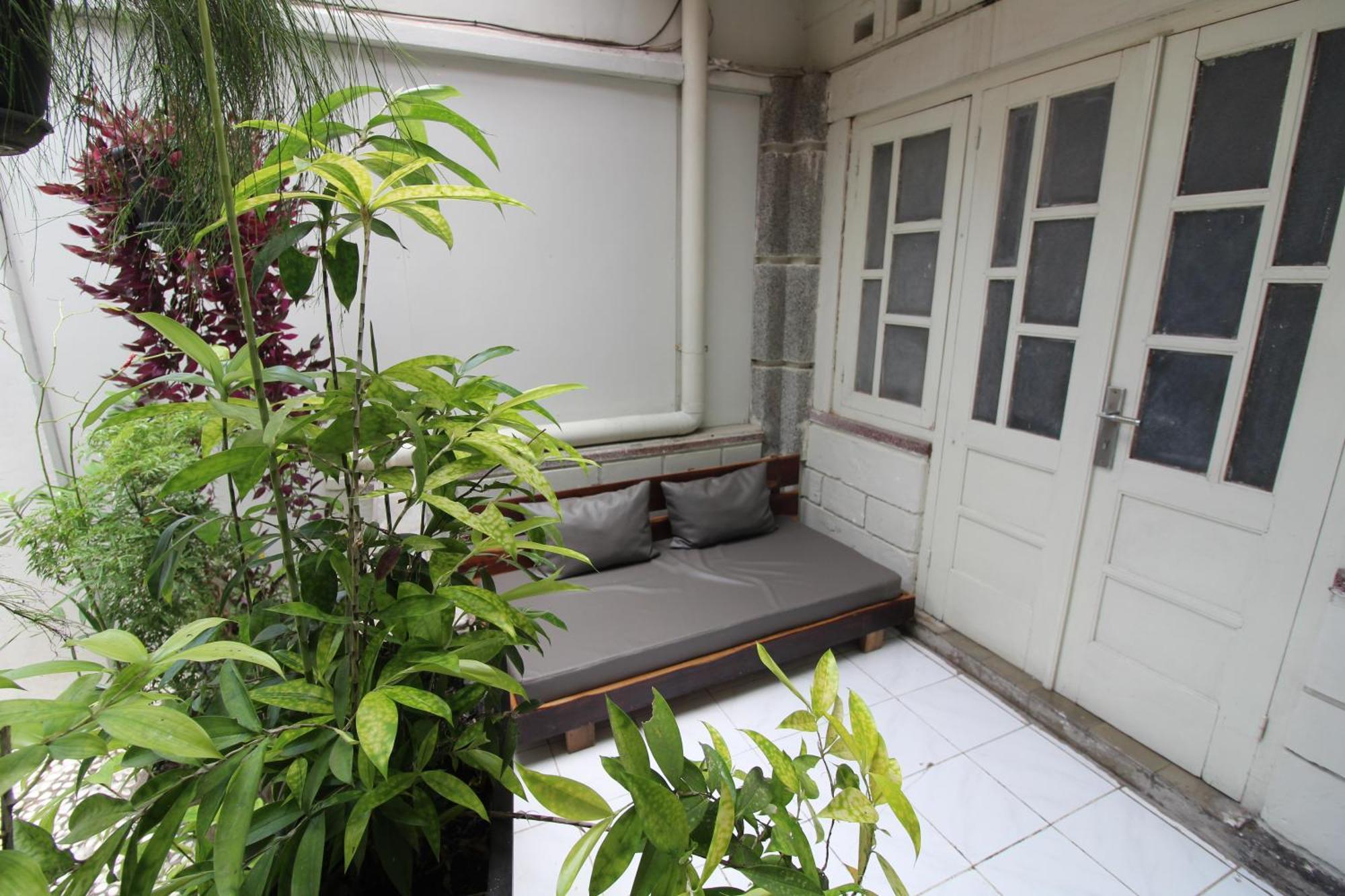 Апартаменты The Patio Yogya Джокьякарта Экстерьер фото